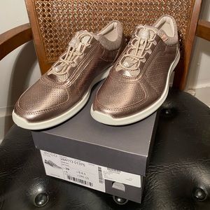 ***SOLD***ecco Sense leatherToggle sneakers